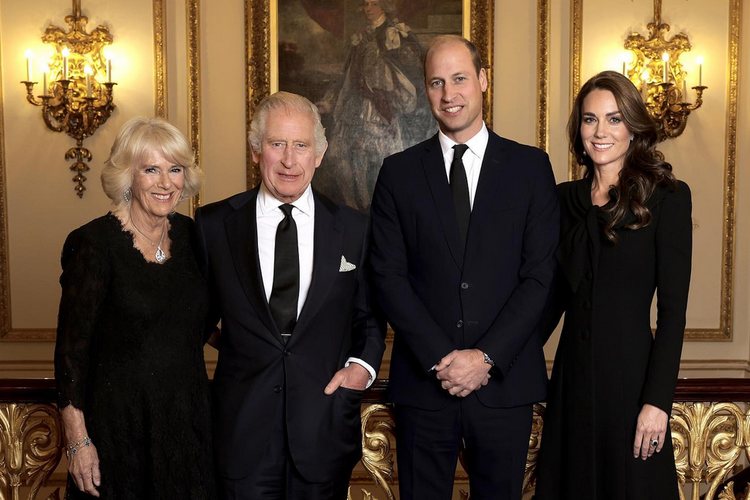 Foto terbaru yang dirilis Kerajaan Inggris menampilkan Raja Charles didampingi istri, anak dan menantunya