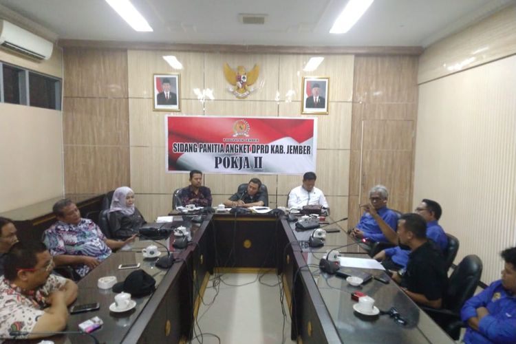 Rapat panitia hak angket DPRD Jember dengan sejumlah jasa kontraktor untuk meminta keterangan tentang pembangunan proyek di Jember 