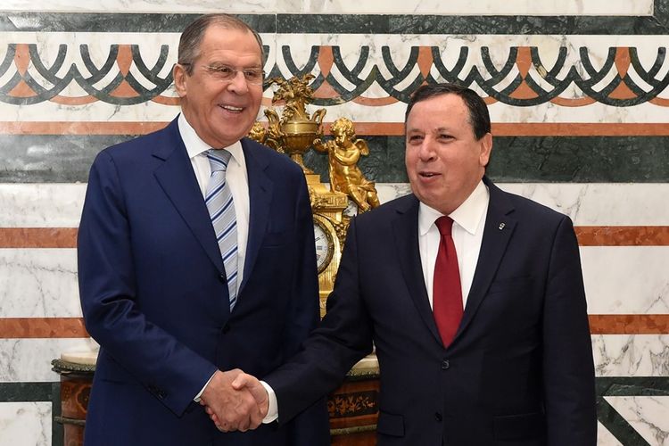 Menteri Luar Negeri Tunisia Khemaies Jhinaoui (kanan) saat menemui Menlu Rusia, Sergei Lavrov di Tunis, Sabtu (26/1/2019).