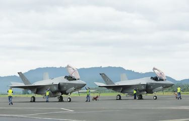 F-16 TNI AU dan Jet Tempur Siluman F-35 Australia Gelar Latihan ...