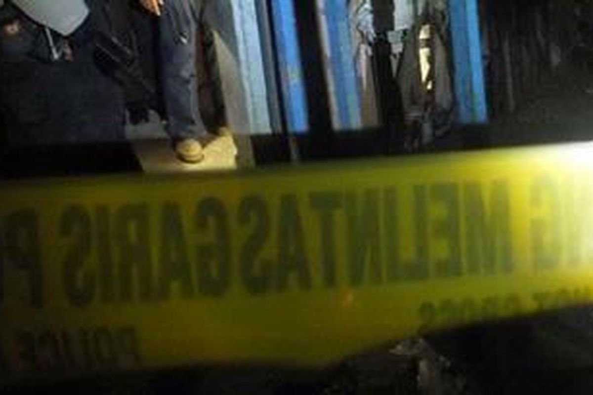 Petugas dari Polres Pulau Ambon dan Pulau- Pulau Lease Senin (1/10/2012) dini hari tengah memasang police line, di lokasi ledakan tepatnya di kawasan terminal Mardika Kota Ambon.