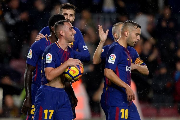 Striker Barcelona, Paco Alcacer (kiri), melakukan selebrasi bersama rekan-rekannya usai mencetak gol ke gawang Sevilla FC dalam pertandingan La Liga di Camp Nou, 4 November 2017.