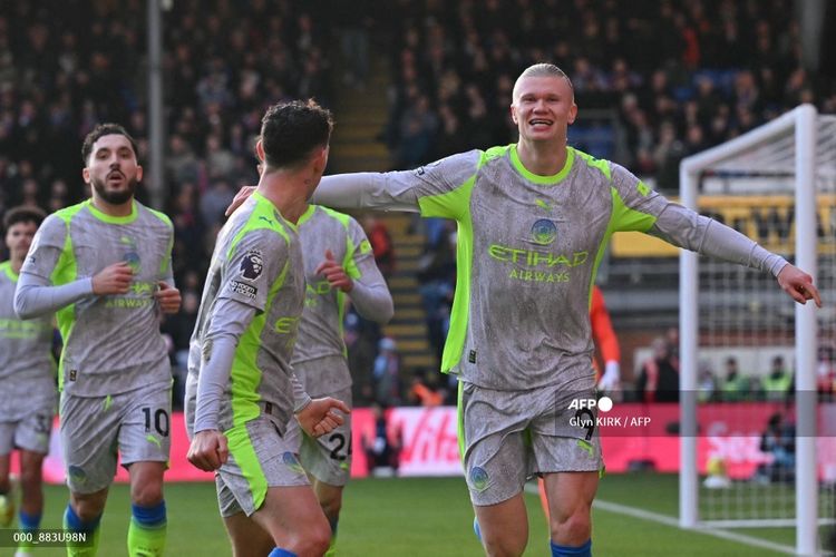 Erling Haaland (kanan) merayakan gol dengan rekan satu timnya dalam pertandingan sepak bola Liga Inggris antara Crystal Palace vs Manchester City di Selhurst Park di London selatan pada 14 Desember 2025. (Foto oleh Glyn KIRK / AFP) 