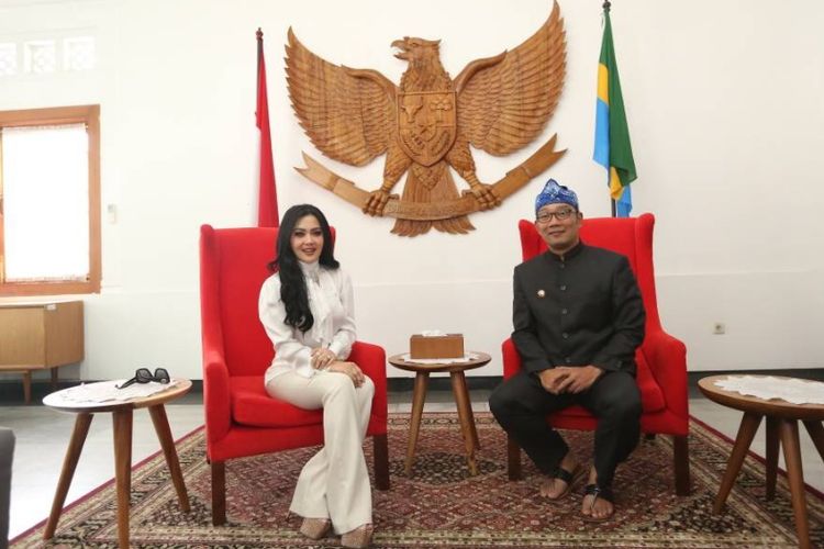 Wali Kota Bandung Ridwan Kamil saat berfoto bersama Syahrini di Pendopo Kota Bandung, Jalan Dalemkaum, Rabu (21/6/2017)