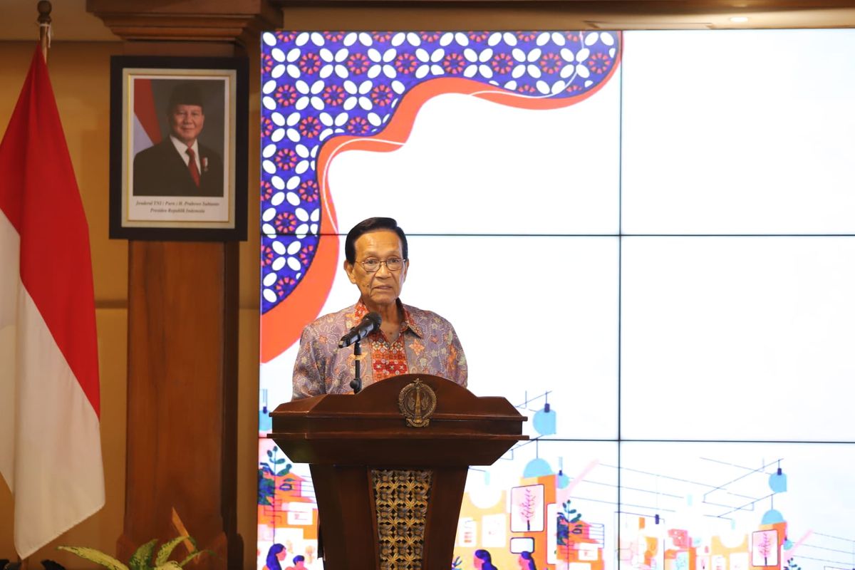 Gubernur DIY Sri Sultan Hamengkubuwono X dalam Rapat Koordinasi dan Pengendalian (Rakordal) Pembangunan Daerah Provinsi Daerah Istimewa Yogyakarta (DIY) Triwulan I Tahun Anggaran 2025, Yogyakarta, Senin (28/4/2025).