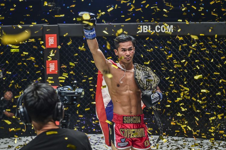 Superbon juara dunia ONE Featherweight Kickboxing setelah mengalahkan Giorgio Petrosyan pada perebutan gelar juara di event ONE: FIRST STRIKE, Jumat (15/10/2021).