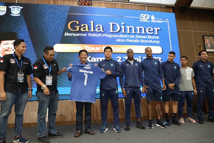 Pemain dan officials Persib dalam jamuan makan malam di Gedung BP Batam, Kamis (2/6/2022).