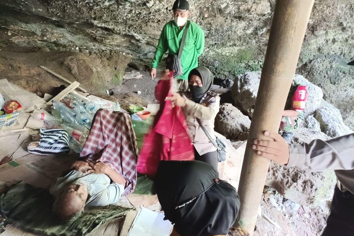 Seorang pria lanjut usia (lansia), Yudi (72) saat dievakuasi polisi di sebuah goa di kawasan Desa Mulyoarjo, Kecamatan Lawang, Kabupaten Malang, Senin (05/9/2022).