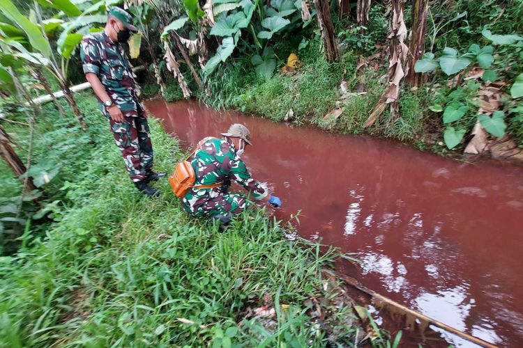 Satgas Citarum Harum telusuri asal limbah yang cemari sungai Cimeta, Bandung Barat, Senin (30/5/2022).