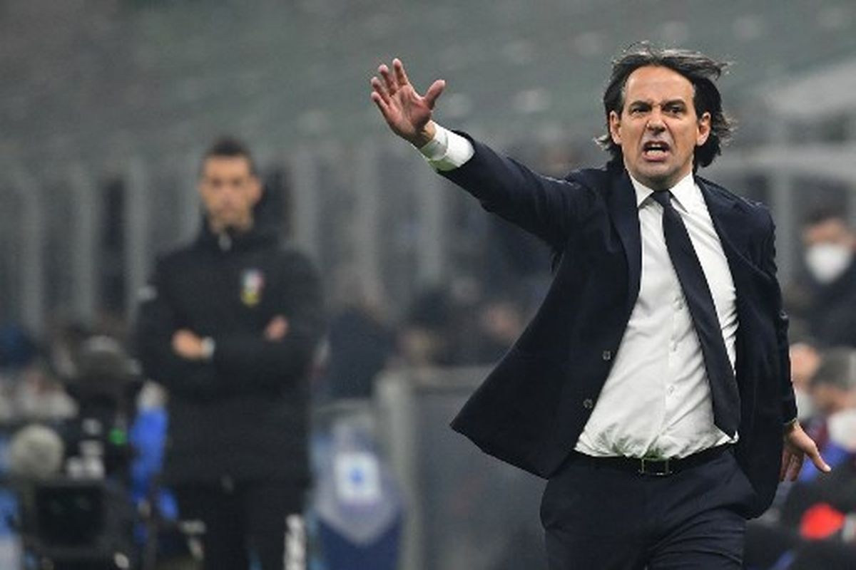 Ekspresi Simone Inzaghi pada laga pekan ke-24 Liga Italia yang mempertemukan Inter Milan vs AC Milan di Stadion Giuseppe Meazza, Minggu (6/2/2022). Inter Milan asuhan Simone Inzaghi takluk 1-2 dari AC Milan.