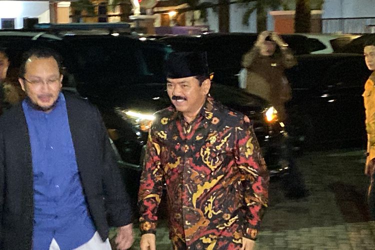 Menteri Koordinator Bidang Politik, Hukum dan Keamanan (Menko Polhukam) Hadi Tjahjanto saat tiba di kantor PP Muhammadiyah, Menteng, Jakarta, Rabu (28/2/2024) malam.