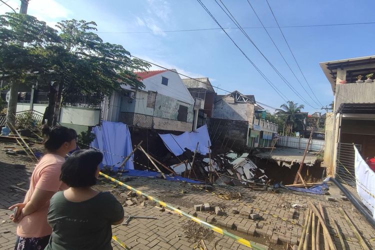 Perumahan Permata Puri Ngaliyan, Kota Semarang, roboh akibat tanah amblas pada Jumat (5/4/2024).