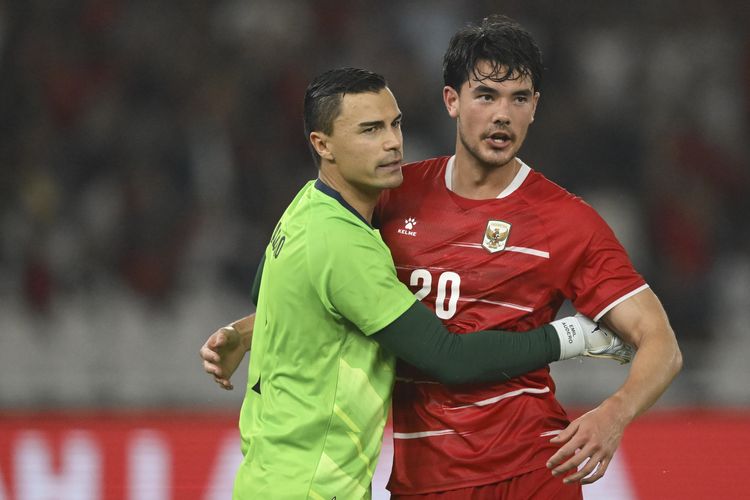 Kiper Timnas Indonesia Emil Audero (kiri) memeluk rekannya Elkan Baggott usai menggagalkan tendangan penalti saat melawan Timnas Oman dalam laga FIFA Match Day di Stadion Utama Gelora Bung Karno (SUGBK), Senayan, Jakarta, Jumat (5/6/2026). ANTARA FOTO/M Risyal Hidayat/hma