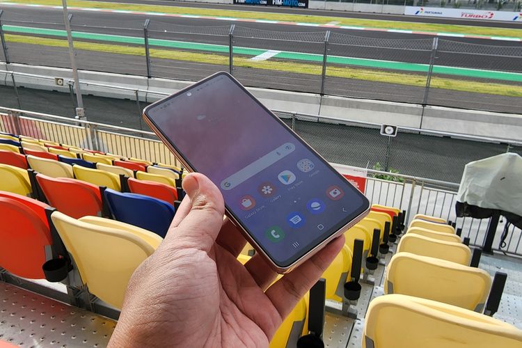 Galaxy A53 5G dipotret di Sirkuit Mandalika di bawah terik sinar matahari.