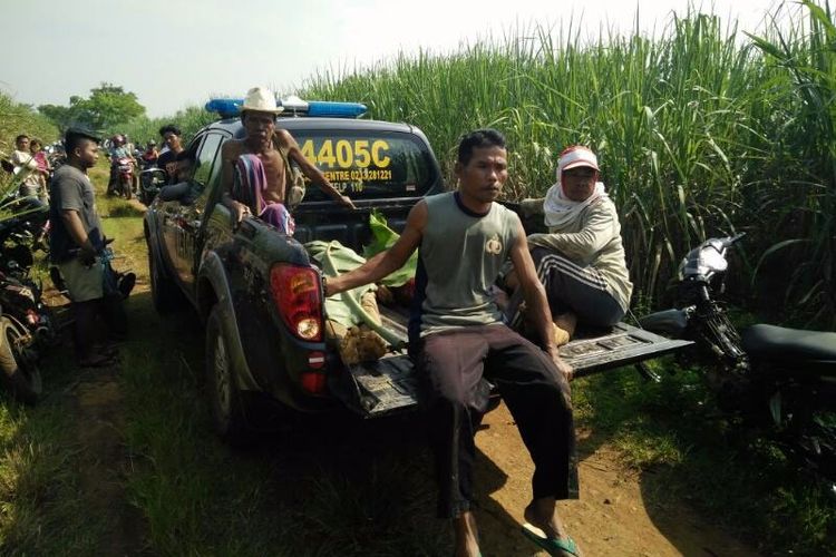 Korban tewas akibat tenggelam di rawa Majalengka saat dibawa aparat dengan mobil pikap.