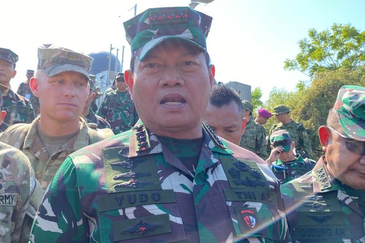 Panglima TNI Laksamana Yudo Margono saat meninjau latihan puncak Super Garuda Shield 2023 di Pantai Banongan, Situbondo, Jawa Timur, pada Minggu (10/9/2023).