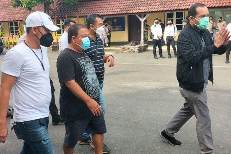 Bupati Kabupaten Langkat Terbit Rencana Peranginangin diboyong ke Polres Binjai, Jalan Sultan Hasanuddin, dengan menggunakan celana pendek, Rabu (19/1/2022). 

