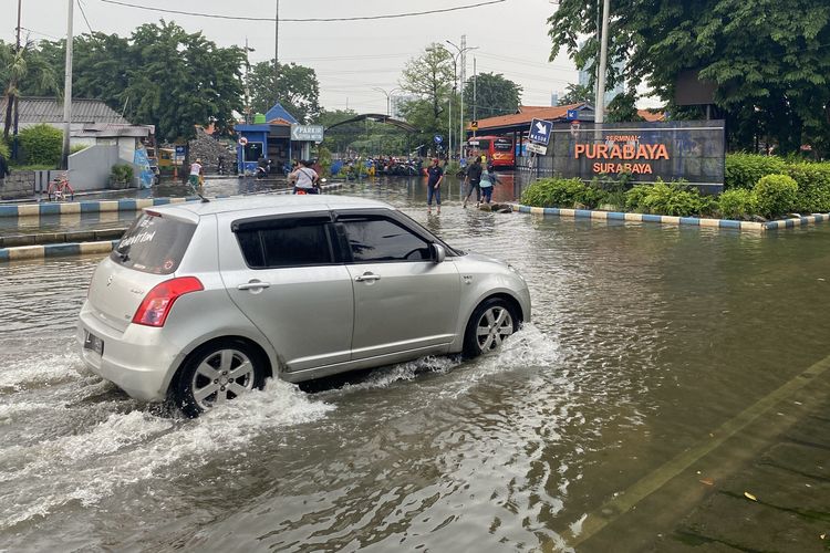 Banjir yang menggenangi Terminal Purabaya, Rabu (21/2/2024).