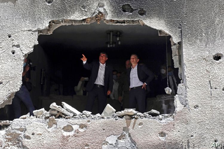 German Foreign Minister Heiko Maas, right, and Israeli Foreign Minister Gabi Ashkenazi visit the site of a rocket attack in the central Israeli city of Petah Tikvah, (20/5/2021)