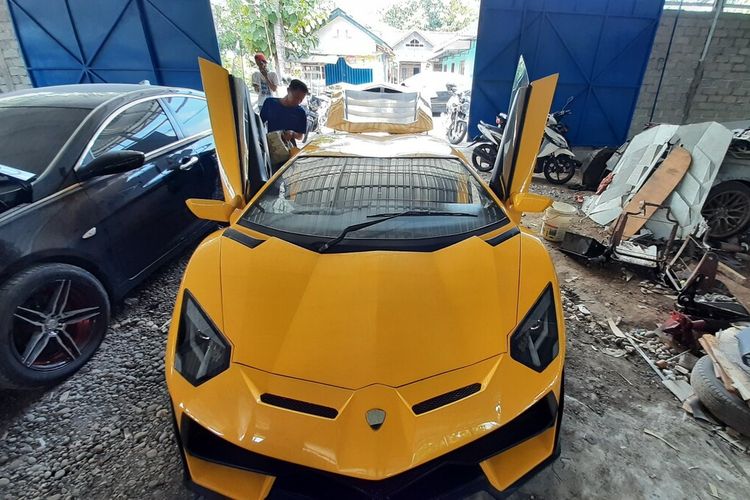 Mobil 'Supercar' Buatan Suharyanto pemilik bengkel modifikasi asal Gunungkidul, Yogyakarta.