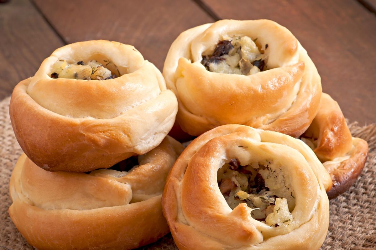 Ilustrasi cebulaki, roti khas Polandia.