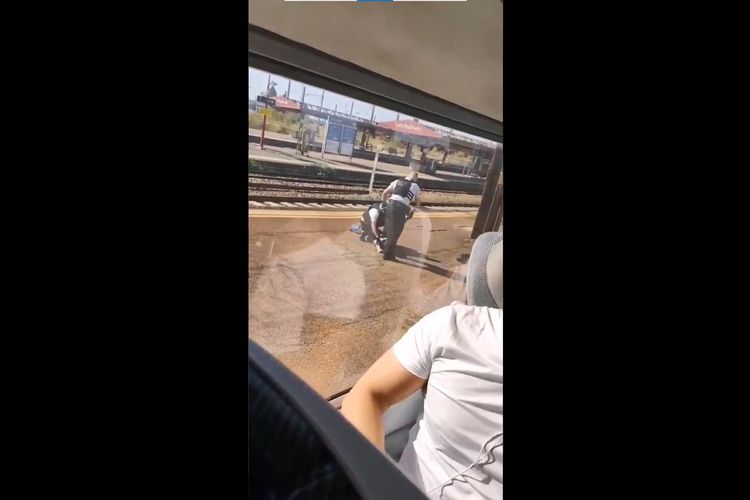 Tangkapan layar dari video yang menunjukkan pria mabuk dibekuk polisi karena tak mau pakai masker, lalu ditendang dan diinjak.