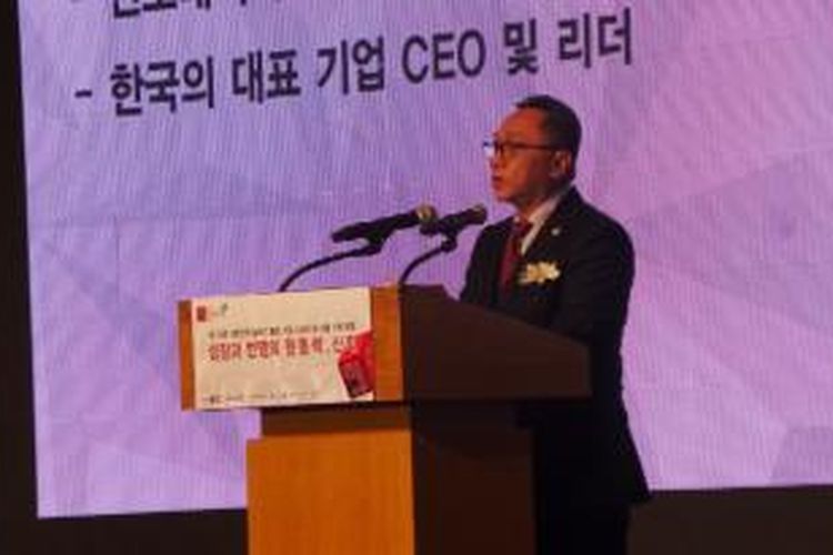 Ketua MPR RI Zulkifli Hasan saat menyampaikan sambutan dalam acara pemberian penghargaan kepada 100 perusahaan terbaik, di Seoul, Korea Selatan, Kamis (22/10/2015).
