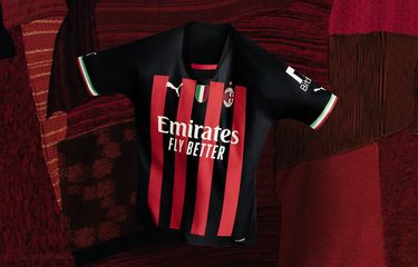 Penampakan jersey kandang terbaru AC Milan yang akan dipakai untuk musim 2022-2023. Jersey yang dilengkapi dengan perisai tanda scudetto itu telah resmi dirilis pada Senin 4 Juli 2022.