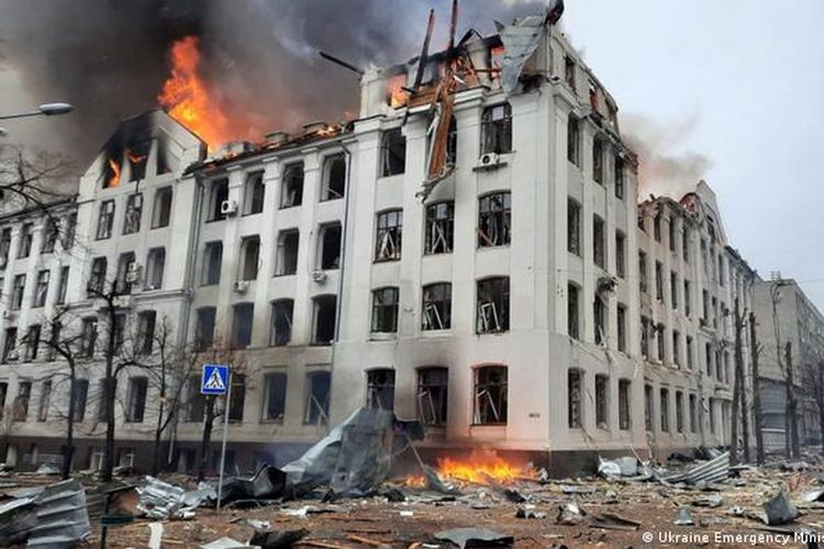 Gedung yang hancur dibom Rusia di Kharkiv, Ukraina.