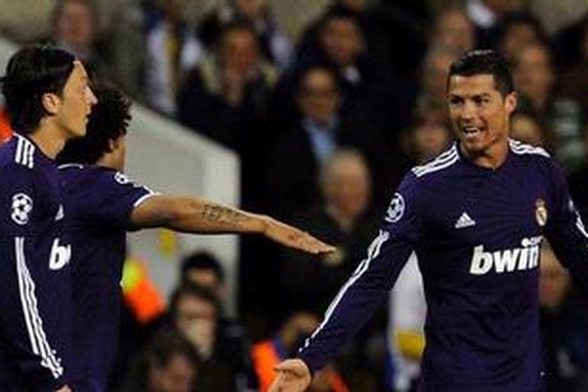 Gelandang Real Madrid, Cristiano Ronaldo (kanan), diselamati rekan-rekannya atas gol ke gawang Tottenham Hotspur, pada leg kedua perempat final Liga Champions, di White Hart Lane, Rabu (13/4/2011).