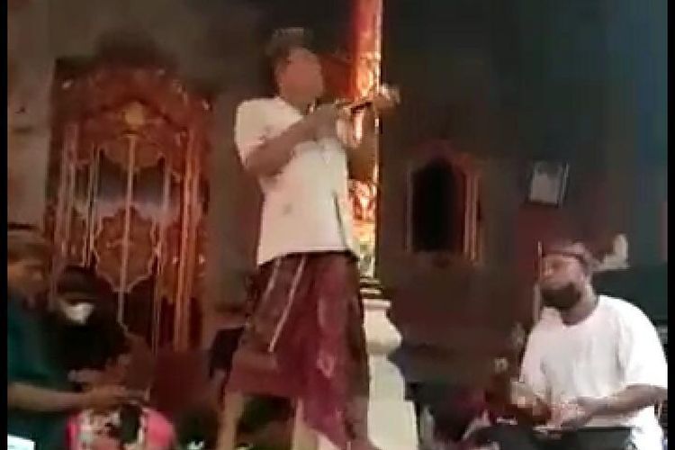 Seorang kepala desa di Ubud Gianyar sedang karaoke tanpa protokol kesehatan di acara pernikahan