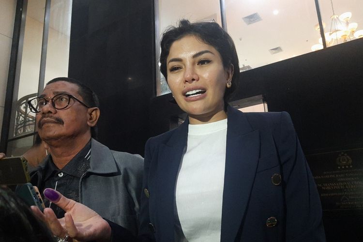 Artis Nikita Mirzani diperiksa selama hampir 5 jam dan dicecar 40 pertanyaan soal laporan aduannya terkait oknum polisi yang mendatangi rumahnya pada 15 Juni lalu. Pada Kamis (21/7/2022), Nikita Mirzani ditangkap oleh penyidik Polresta Serang Kota di lobi Mal Senayan City, Jakarta Pusat.