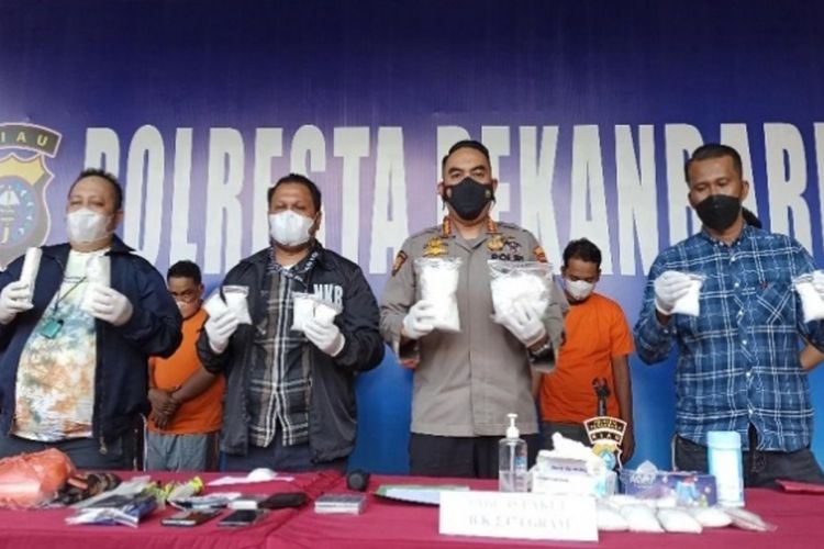 Kapolresta Pekanbaru Kombes Pol Pria Budi memperlihatkan barang bukti sabu yang disita dari lima pengedar, Kamis (10/3/2022).