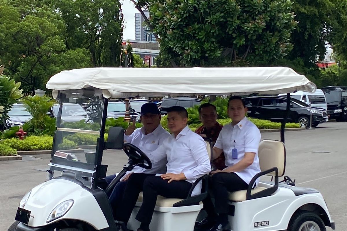 Momen Prabowo Keliling Kompleks Istana, Disopiri Seskab Teddy