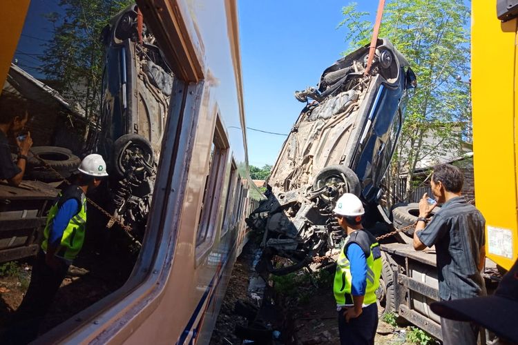 Proses evakuasi bangkai mobil yang tertabrak kereta api di Cilegon, Jumat (3/5/2019)