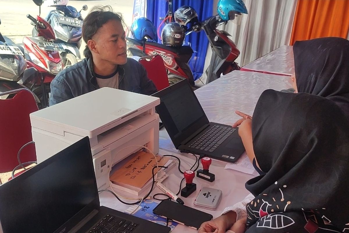 Purnomo, salah satu warga mendaftarkan diri mengikuti program mudik motor gratis di Stasiun Prujakan Cirebon dengan tujuan Purwokerto. Purnomo akan mudik bersama istri dan dua orang anaknya pada 7 April mendatang.