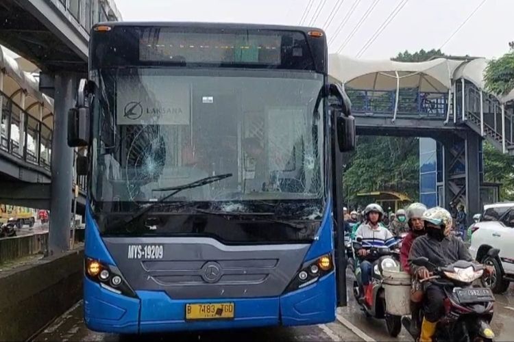 Kaca bus transjakarta retak setelah terlibat kecelakaan beruntub di Jalan Daan Mogot, Jakarta Barat, Jumat (24/3/2023). 