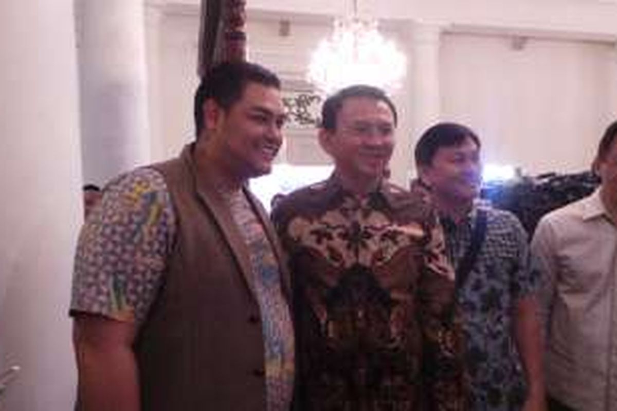 Desainer Ivan Gunawan berfoto dengan Gubernur DKI Jakarta Basuki Tjahaja Purnama, di Balai Kota, Rabu (13/4/2016).