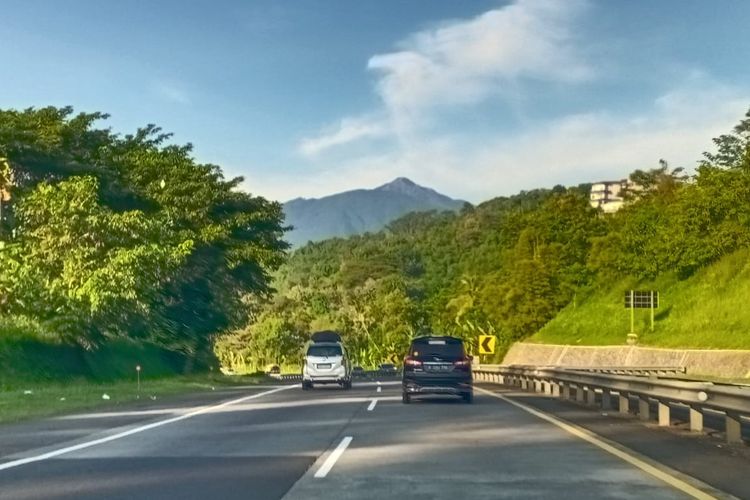 Panoramic Toll Road, Tol Semarang-Solo dikelilingi Gunung Merapi, Merbabu, Sumbing, Sindoro, dan Gunung Ungaran.
