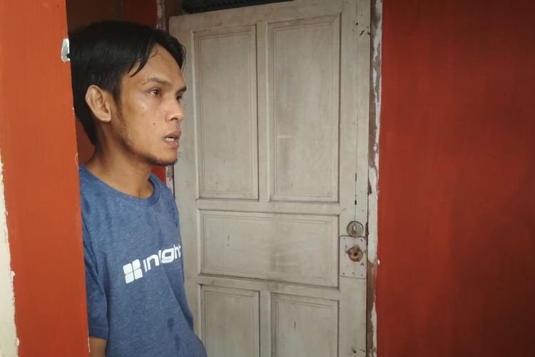 Muallim, penjaga indekos B17 di  Perumahan Graha Modern Jaya, Makassar saat menjelaskan kejadian sebelum dua remaja wanita lompat dari lantai tiga.