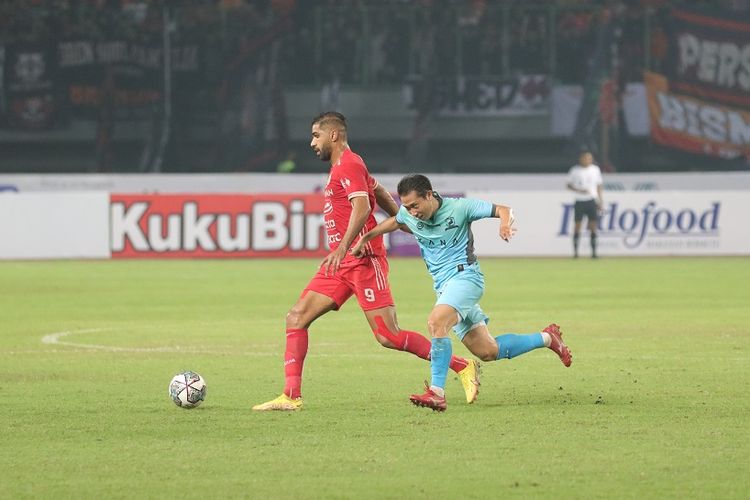 Abdulla Yusuf Helal coba menggiring bola dalam laga Persija Jakarta vs Madura United pada pekan ke-10 Liga 1 2022-2023 yang digelar di Stadion Patriot Candrabhaga, Bekasi, Sabtu (17/9/2022) malam WIB.