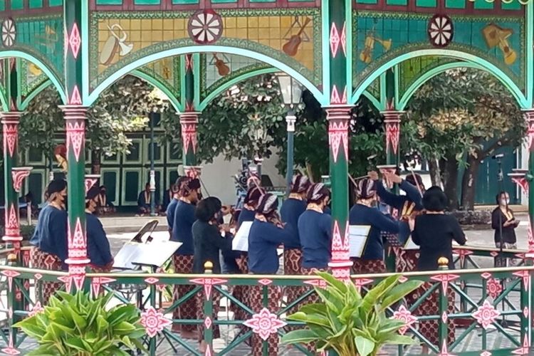 Abdi Dalem saat menggelar pentas musik memperingati sumpah pemuda di Bangsal Mandalasana, Keraton Yogyakarta, Kamis (28/10/2021)