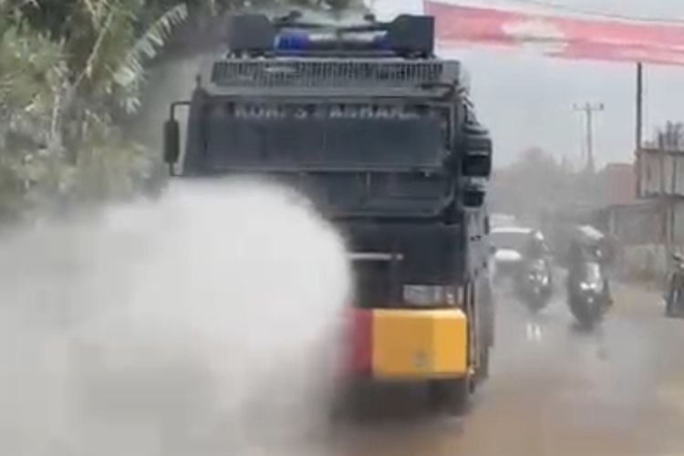 Banyak Debu, Jalan di Parung Panjang Disemprot Water Cannon