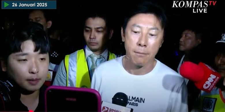 Eks pelatih timnas Indonesia, Shin Tae-yong sebelum pulang ke Korea Selatan melalui Bandara Internasional Soekarno-Hatta, Tangerang, Banten.