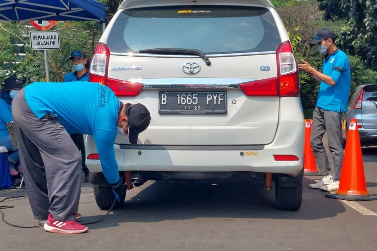 Layanan uji emisi gratis bagi kendaraan roda empat berbahan bakar bensin dan solar, digelar di kawasan CNi, Kembangan, Jakarta Barat, pada Selasa (5/7/2022).