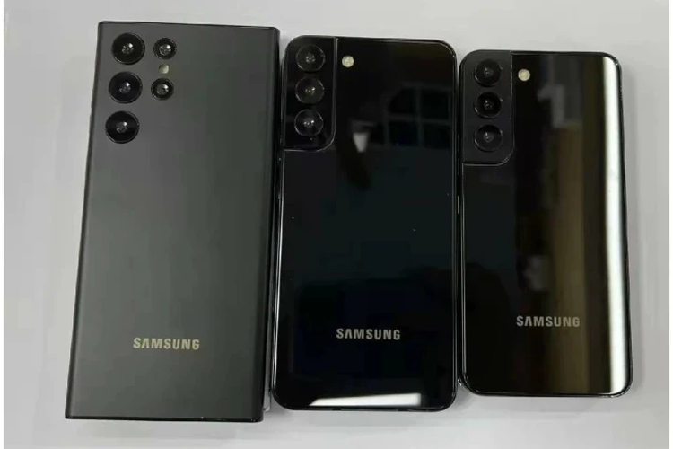 Dari kiri ke kanan, bocoran gambar dummy ponsel Galaxy S22, S22 Plus, dan S22 Ultra.