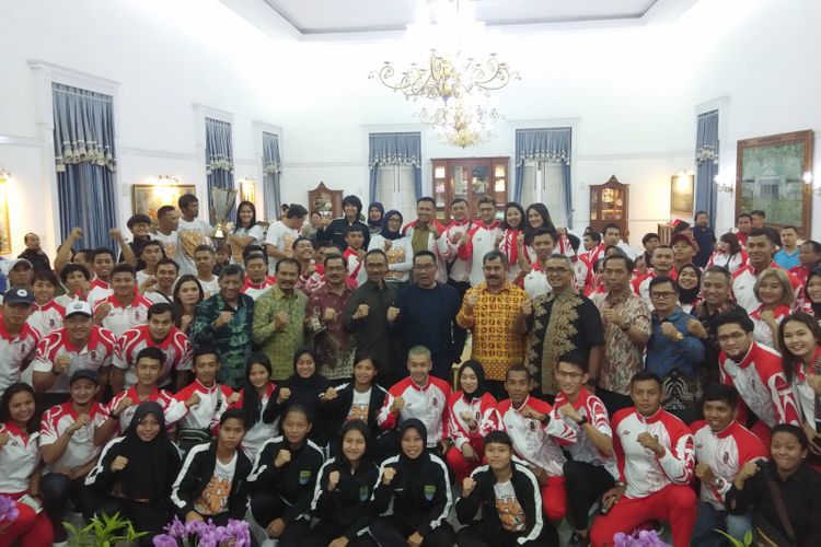 Gubernur Jawa Barat Ridwan Kamil saat berfoto bersama atlet Sea Games asal Jabar di rumah dinasnya, Gedung Pakuan, Jalan Otista No 1, Kota Bandung, Senin (30/12/2019) malam 