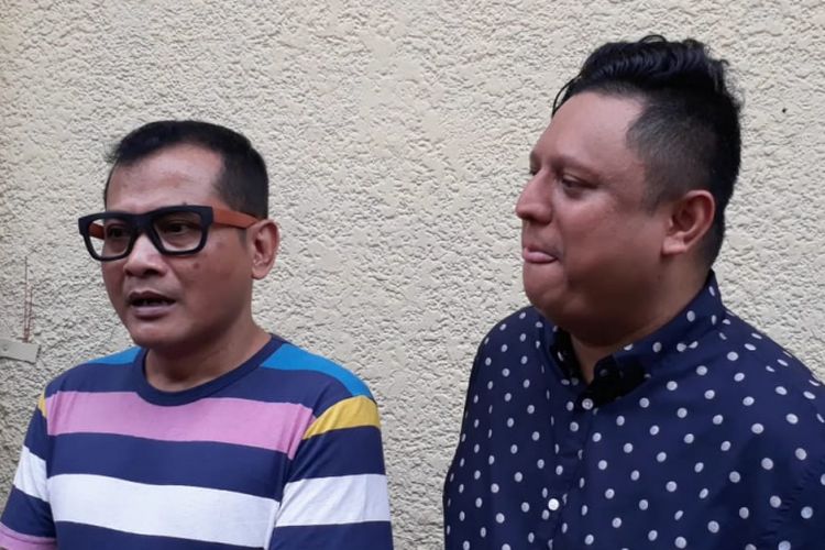 Presenter Farid Aja bersama Ketua Ikatan Majajer Artis Indonesia (IMARINDO) Nanda Persada datang menjenguk Reza Bukan yang ditahan akibat kepemilikan sabu - sabu di Mapolres Jakarta Barat pada Senin (13/8/2018).