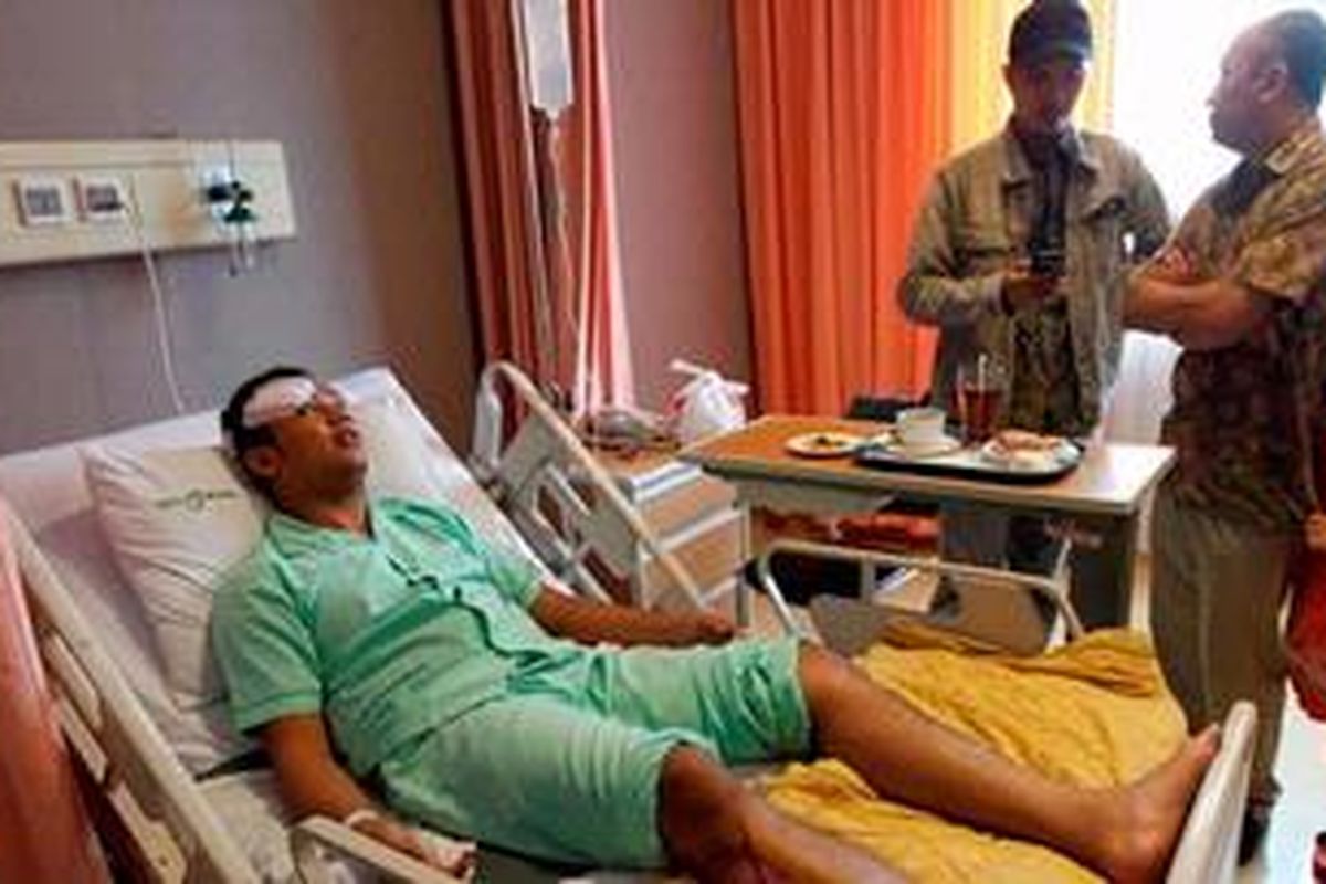 Aktivis ICW, Tama Satya Langkun mendapat perawatan di Rumah Sakit Asri, Duren Tiga, Jakarta Selatan, Kamis (8/7/2010). Ia menderita luka serius di bagian kepala akibat sabetan senjata tajam setelah dianiaya orang tak dikenal. Tama saat ini tengah melakukan penelitian sejumlah kasus, di antaranya tentang 'rekening gendut' perwira polisi serta melaporkan dugaan korupsi dalam perkara rekening Polri itu ke KPK.