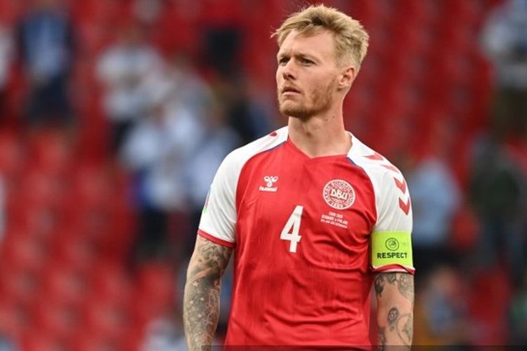 Kapten Denmark, Simon Kjaer, kala berlaga dalam duel Grup B Euro 2020 melawan Finlandia di Stadion Parken, 12 Juni 2021.